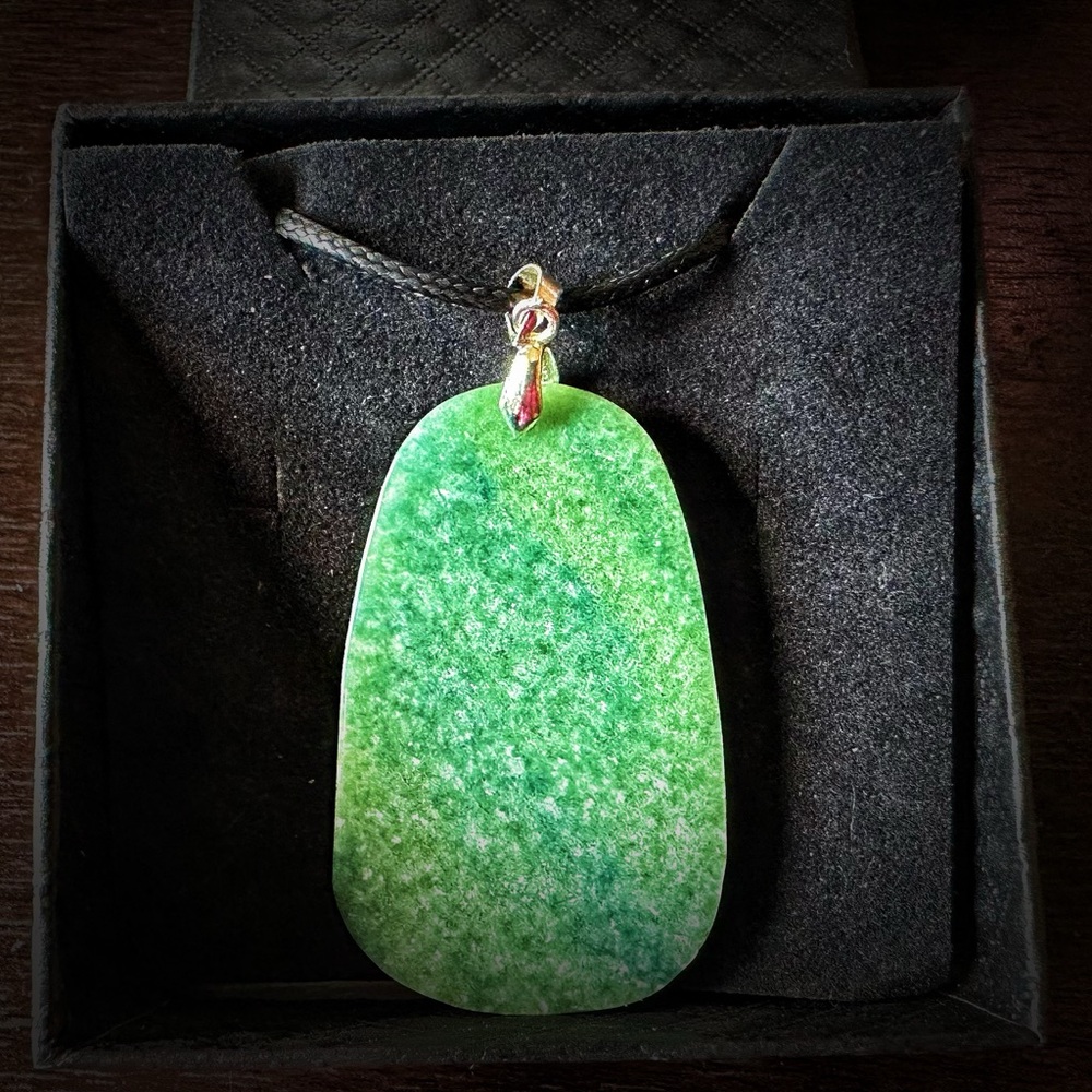 Elegant Green jade Necklace - Picture 2 of 2